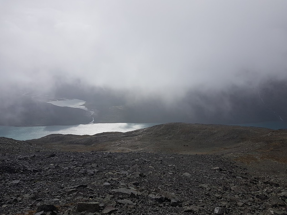Endelig ute av tåkehavet og Gjende kommer i syne