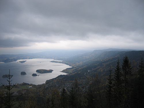 Steinsfjorden og Gyrihaugen sett fra Kongens Utsikt