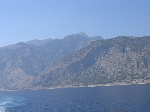 Høye fjell, sett fra båten