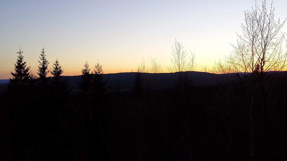 Glødende himmel mot Tryvann