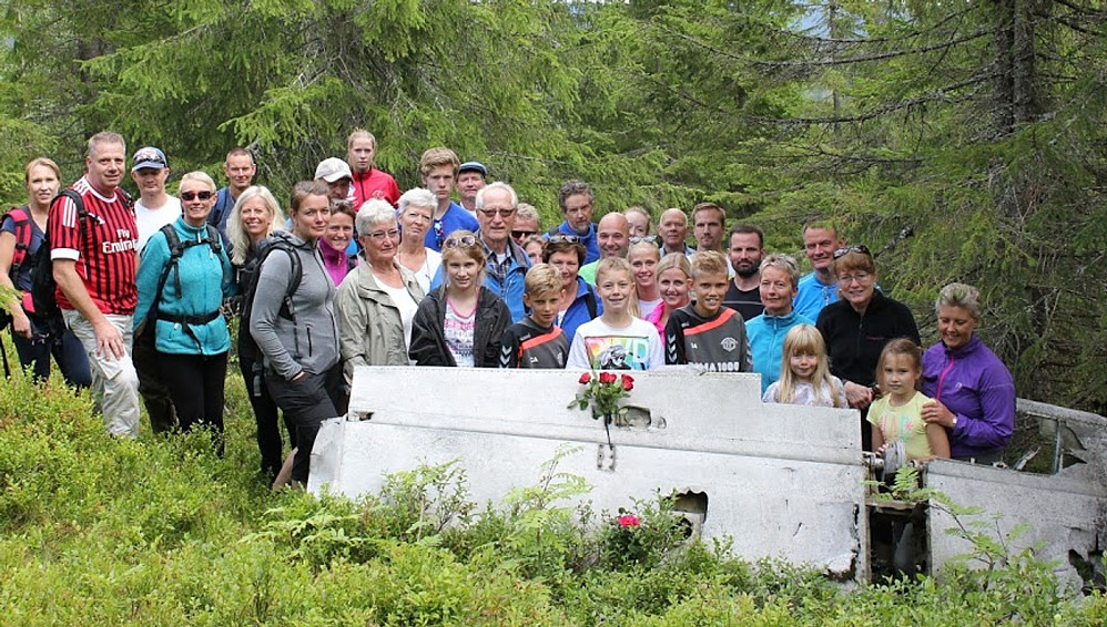 Hele reisefølget samlet etter minnestund. Pilotens søster på venstre side av halevingen og broren, tre personer mot høyre...