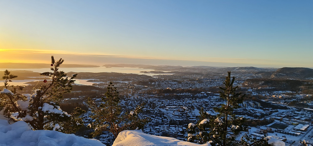 Fortsatt julepynt ved Søndre Kolsås stupene