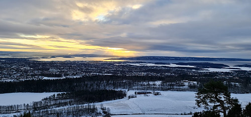 Skylaget sprekker opp da jeg kommer på Gråmagan. Sol i Bunnefjorden