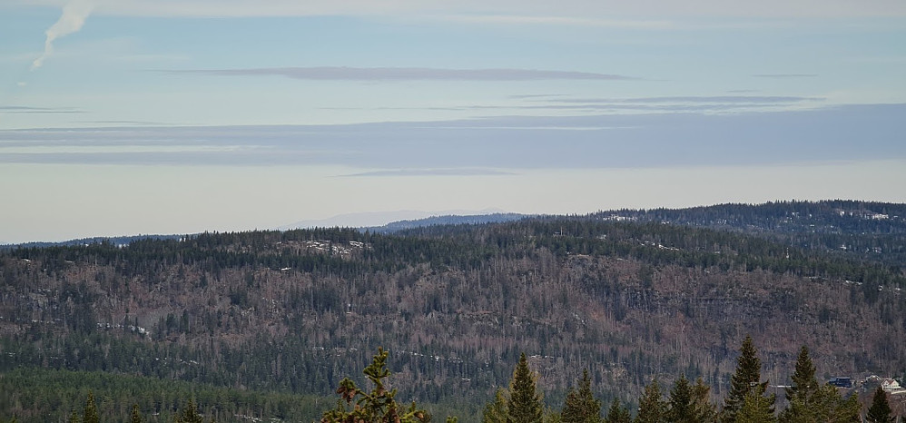 Norefjell ser ut som en skygge, fra Nordre Kolsås.