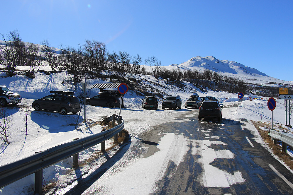 Parkeringsplassen ved Maurvangen.
Og det runde blåe skiltet med rød ring rund og rød stripe tvers over betydde...
