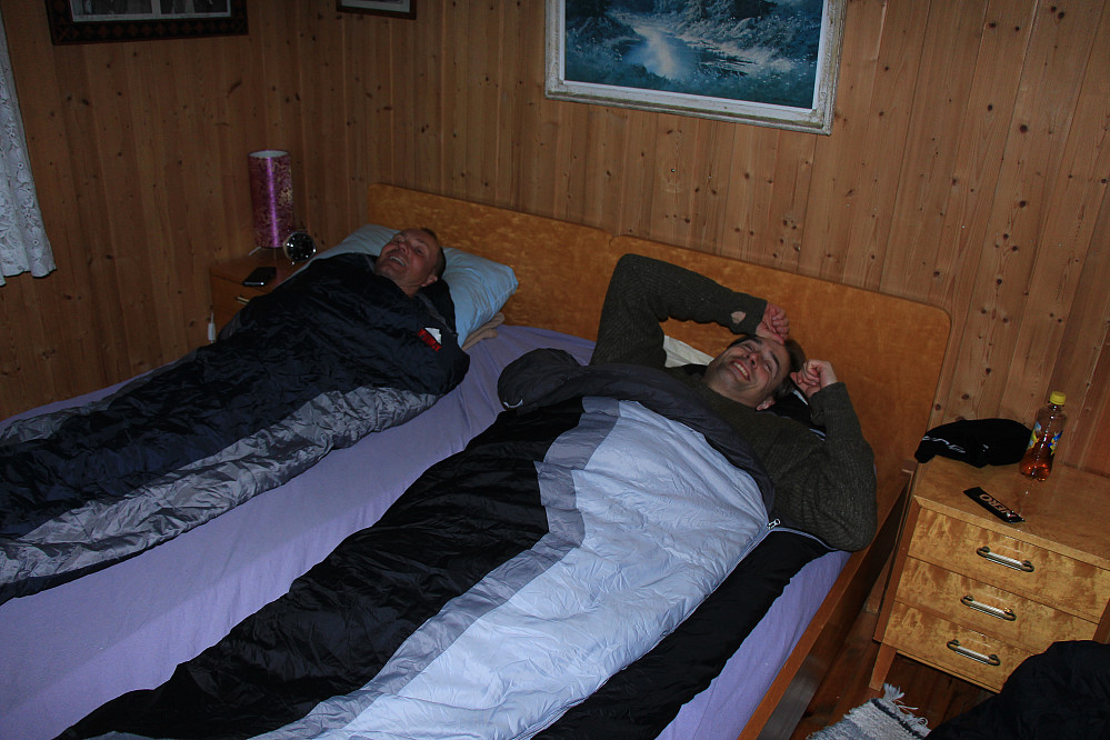 Guttaboys! Den ein med henda forskriftsmessig over dyne(sovepose)kanten. Den andre, vel...Han har iallefall eit salig glis...