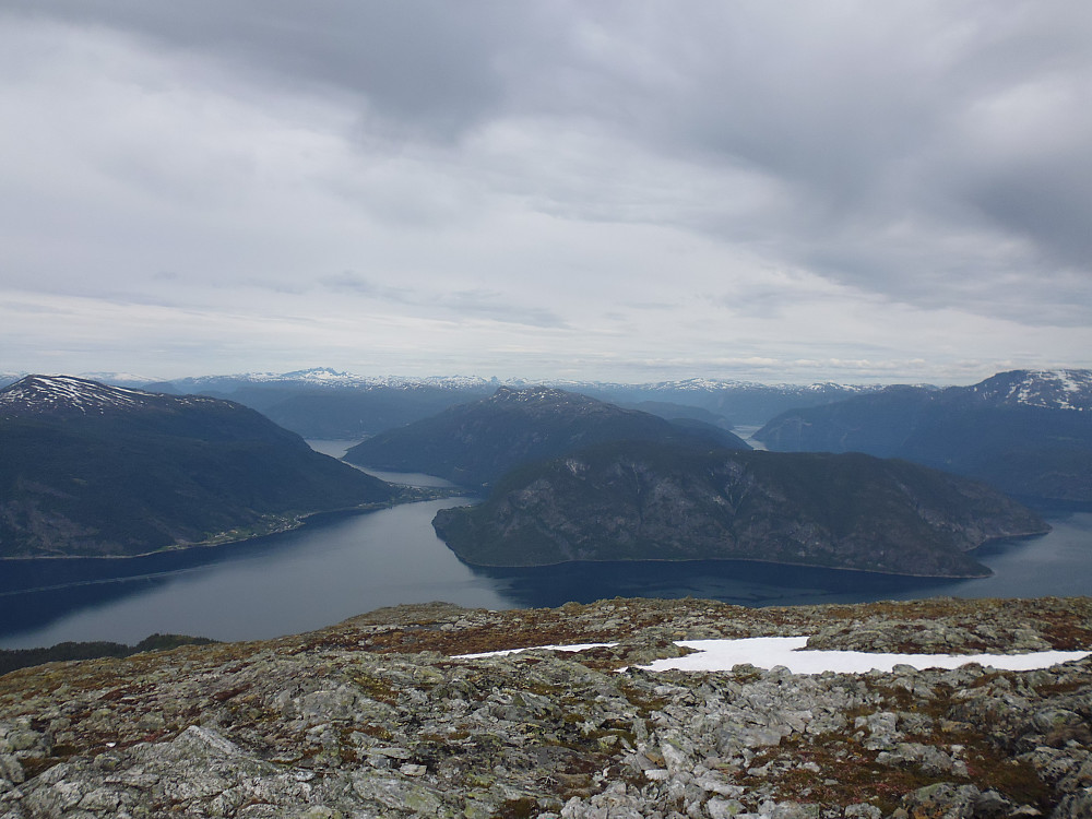 Innover Sogndalsfjorden og Årdalsfjorden med Storehaug og Fimreiteåsen i front