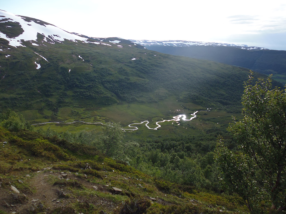 Sendedalselven slynger seg rolig og vakkert fra fossen i Senderdal og forbi i dalen nedenfor Hang, før den stuper utover i Huglafossen. 