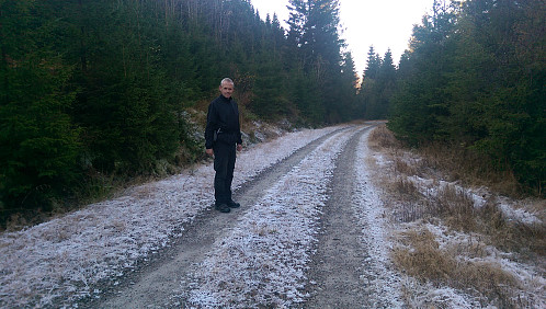 Rimfrost på grusveien og stiene