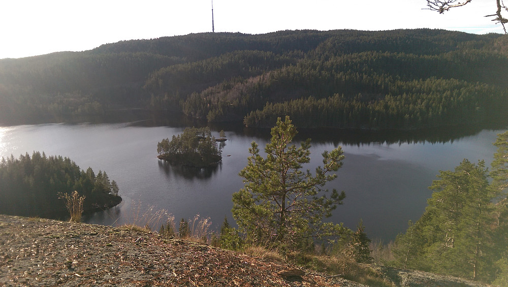 Toppen med utsikt over Skisjø.