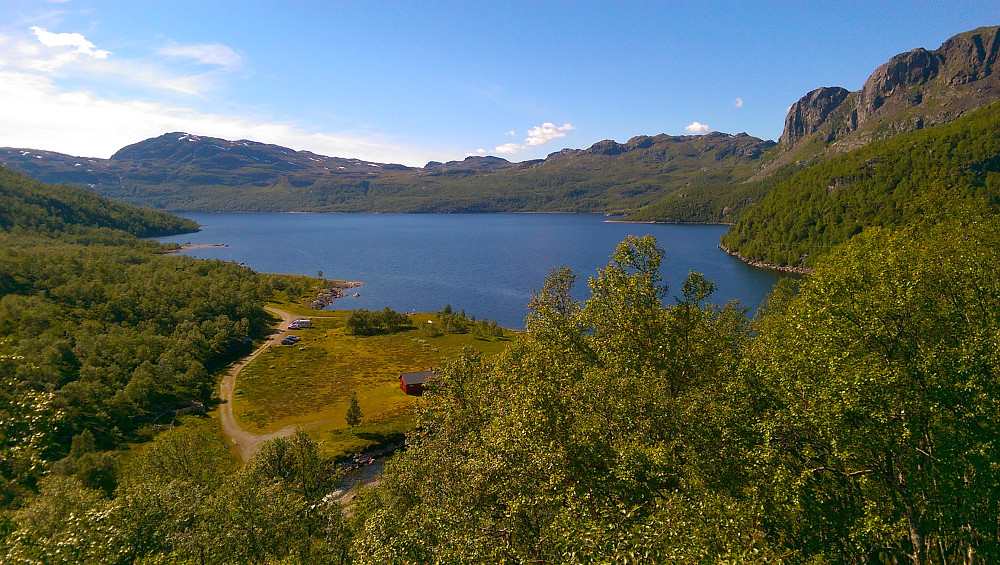 Tilbakeblikk til Sandsvatnet og parkering ved Osane der stien starter. 