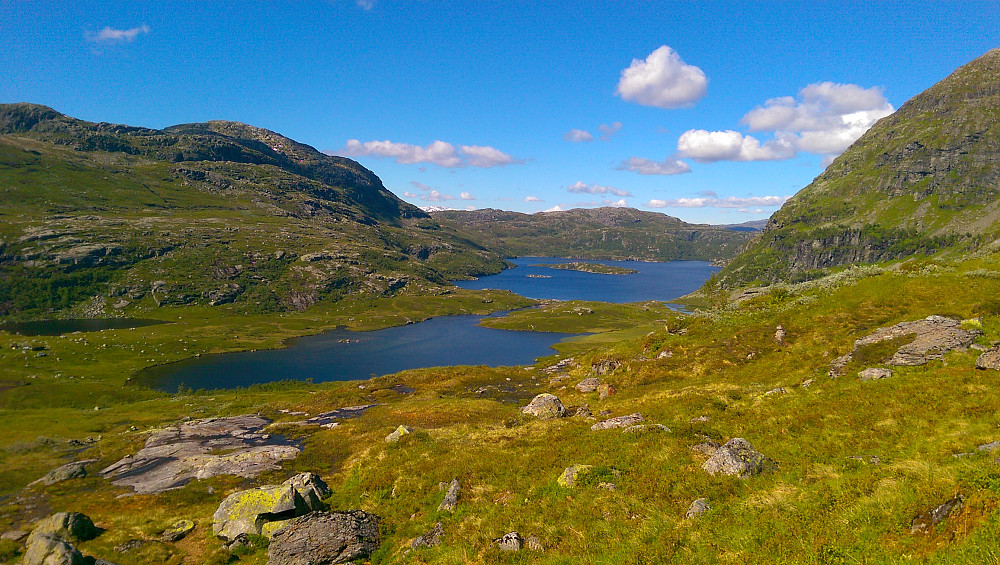 Den merka stien går rundt det nærmeste vatnet, Grunnavatnet. 