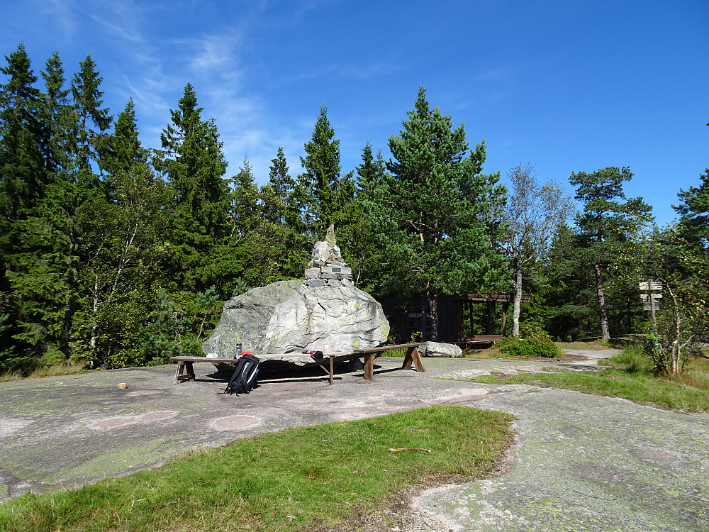 Toppen av Blåfjell med stein fra alle kommunene i Telemark