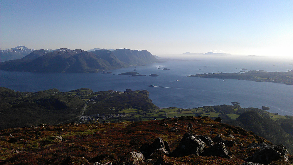 Utsikt sørover mot Otrøya