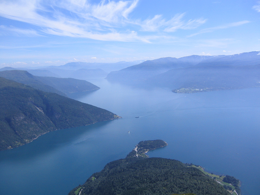 På veg opp er det fantastisk utsikt innover Sognefjorden