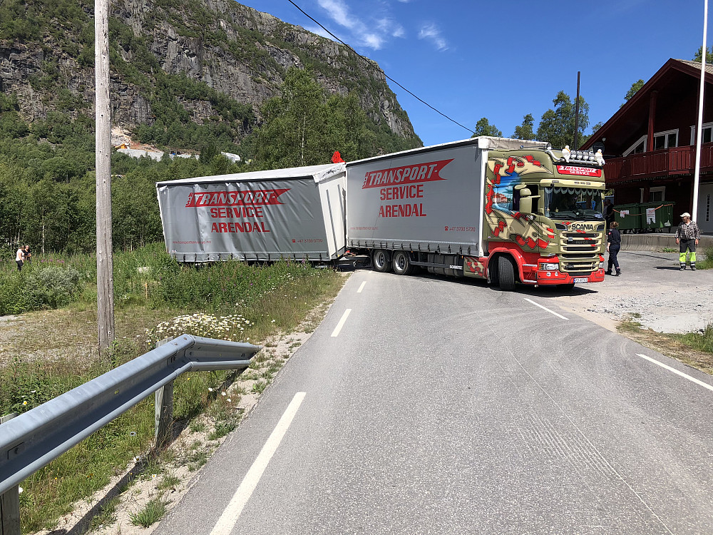 Trailer på tvers stengte veien