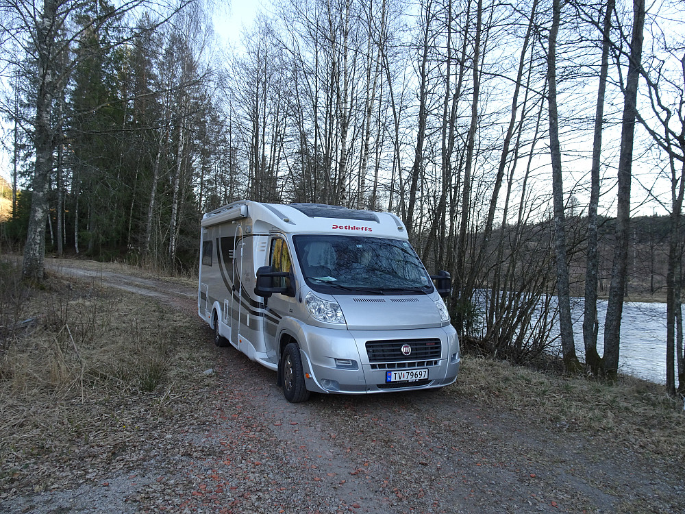 Idyllisk ved elven på p-plassen her