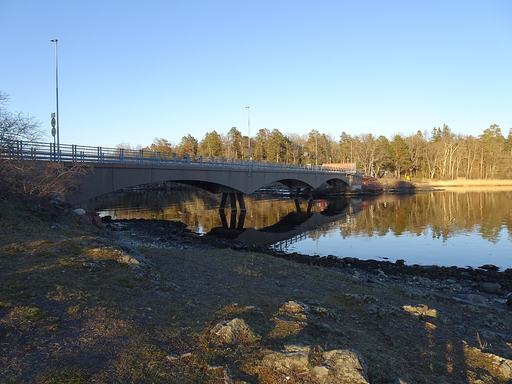 Broen over til Mellomøya