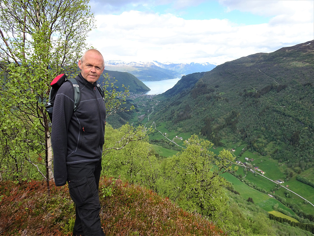 Med Vik og grenda mi i bakgrunnen