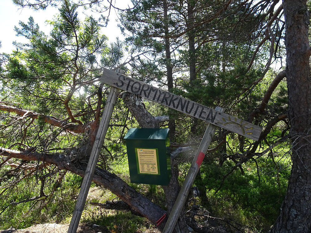 Skilt på skakke og bok med bla Otto, Inger Lise, Knut Sverre og andre kjente peakbookere innskrevet. 