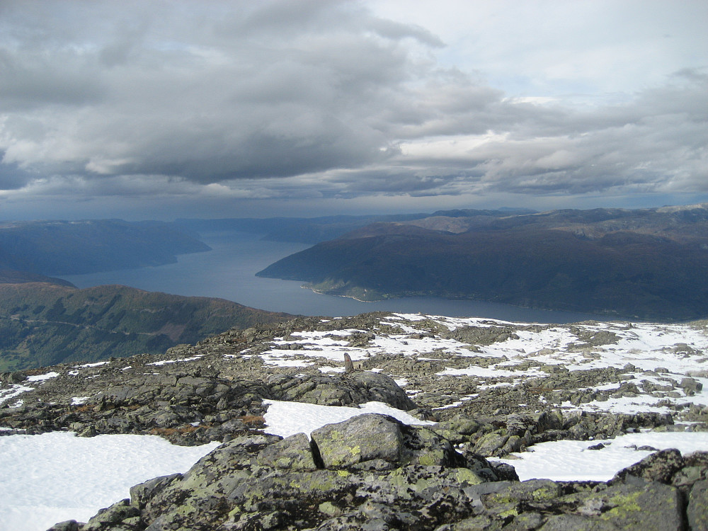 Utsikt ut Sognefjorden på vei ned