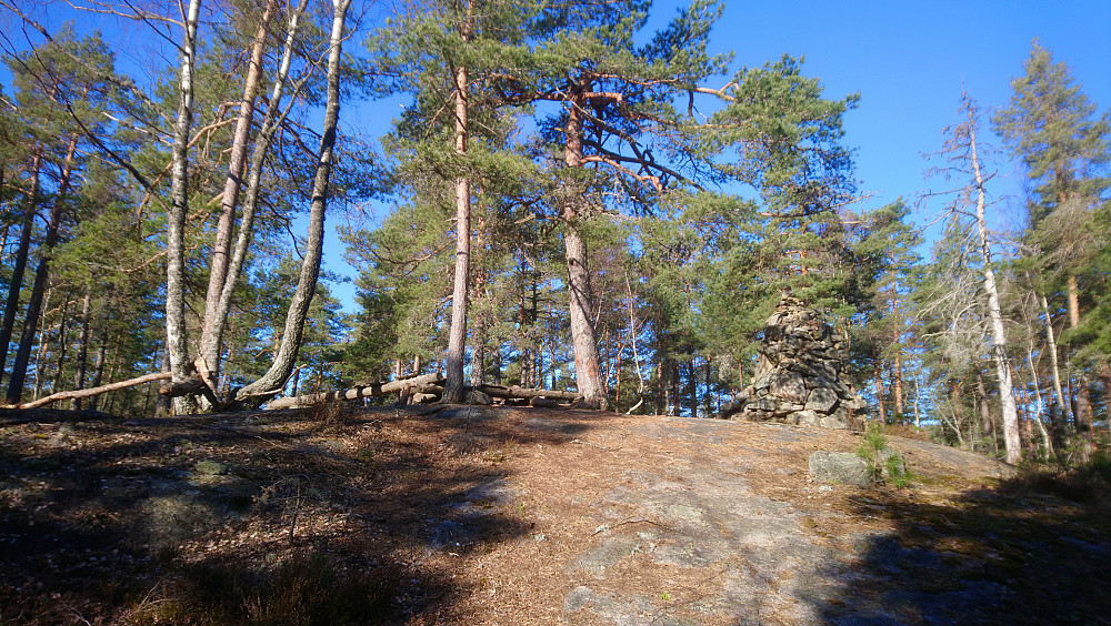 Bålplass på en liten kolle på veien opp
