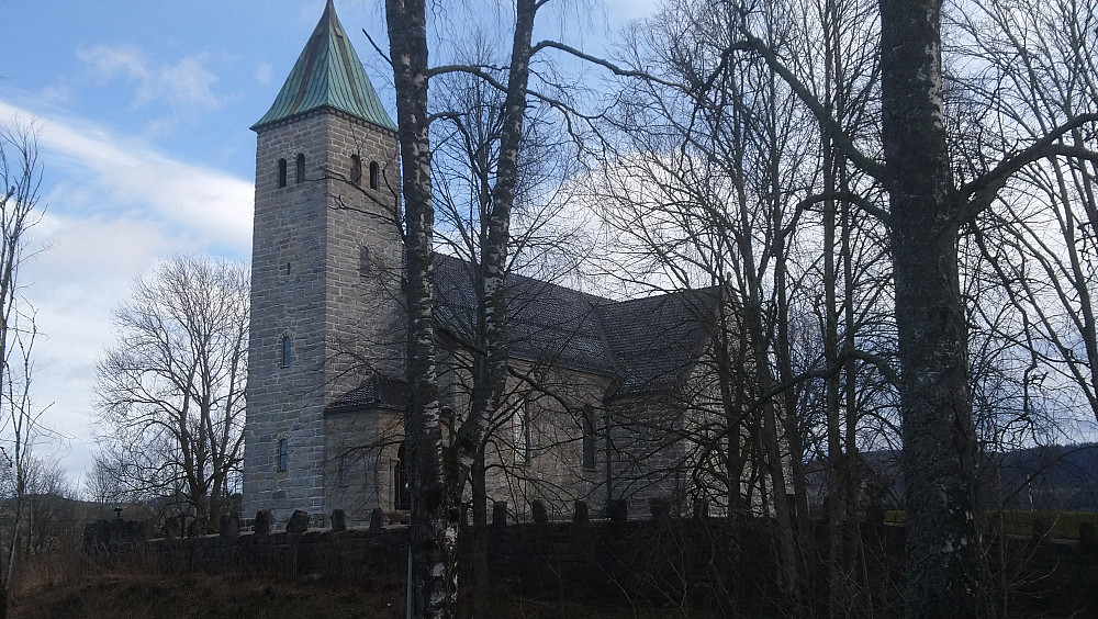 Klokkene på Gjerpen kirke ringte inn påsken da jeg passerte kirken. 