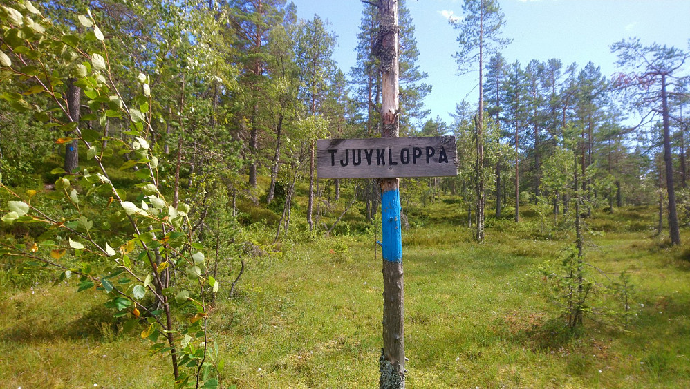 Tjuvkloppa, tok stien til venstre for dette skiltet