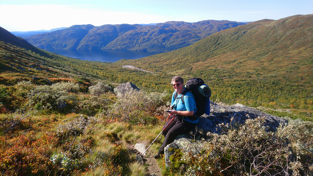 Sissel sjekker GPSen på vei opp. Totak i bakgrunnen