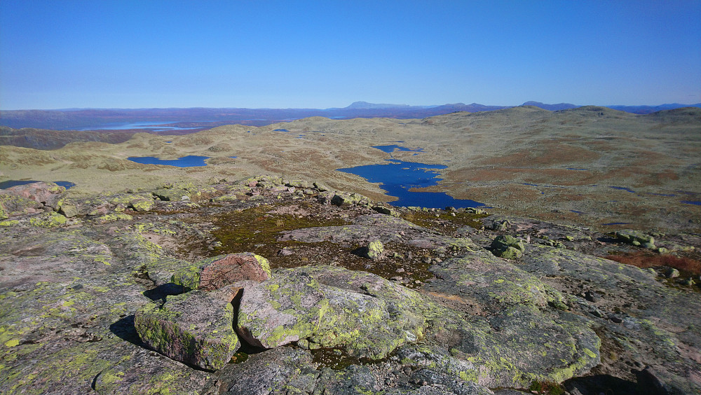 Utsikt fra toppen over Anundstjønnane med Møsvann og Gaustadnuten i bakgrunnen