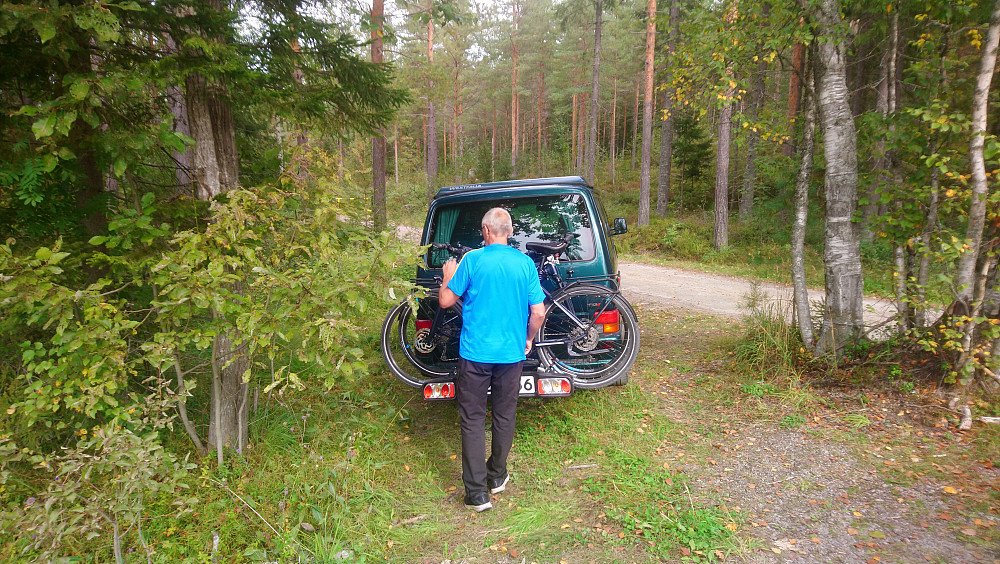 Parkeringslomme på begge sider av veien