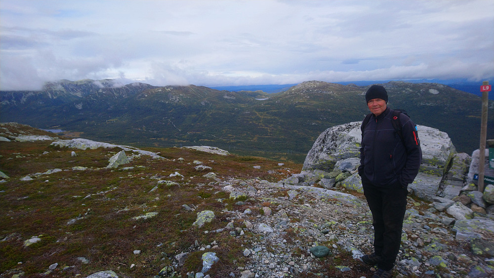 Toppen med Slåkja og Blåtjønnfjellene og Heksfjell bak 