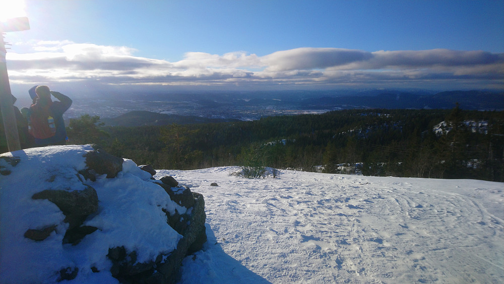 Der ligger skyene