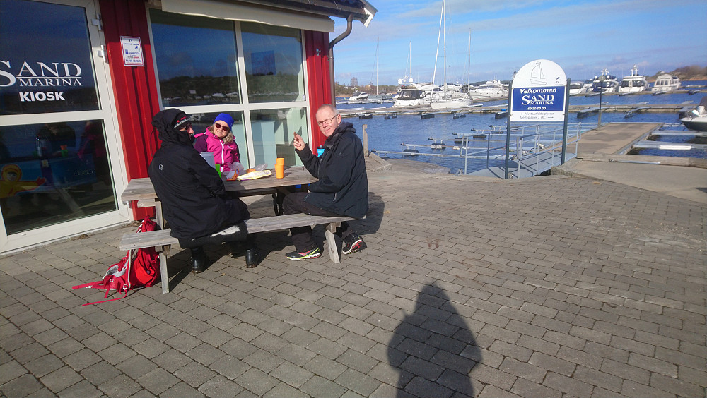 Pause i blåsten på kaia i Sand