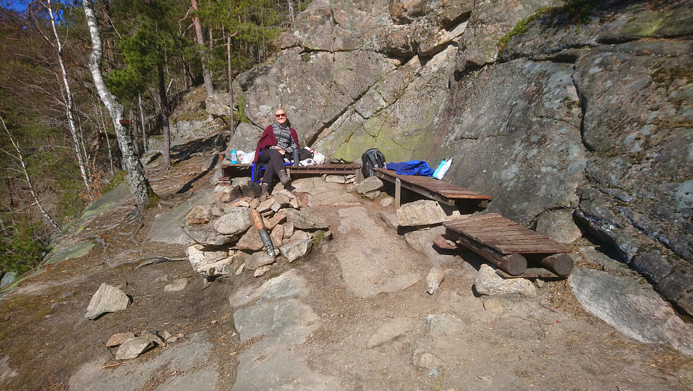 Deilig og vindstille i solen på Arnes plass i dag