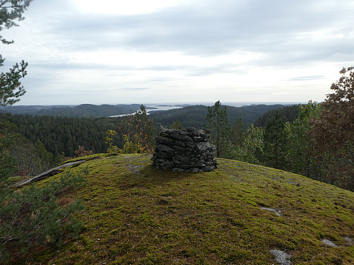 Varden med utsikt mot Langangsfjorden.