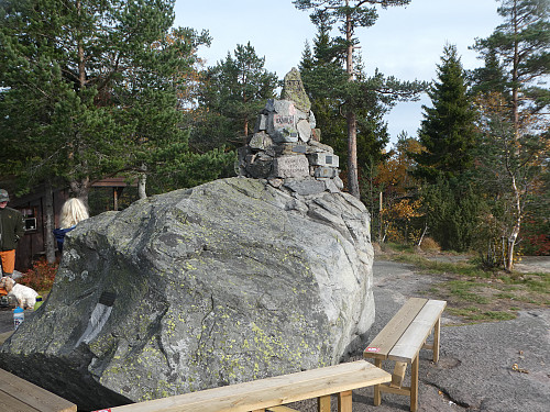 Flott varde på toppen av Blåfjell. En navngitt representativ stein fra hver kommune