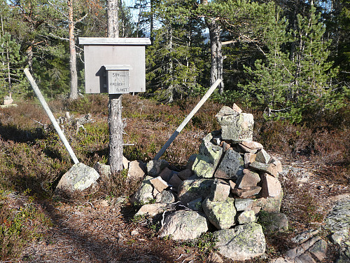 Endelig toppen med postkasse og varde.