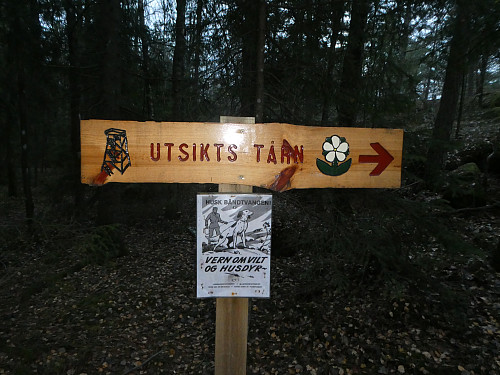 Godt skiltet langs stien opp.