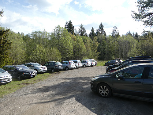 Det er ganske så fullt på parkeringsplassen.
Grunnen til dette er at Titoppern i Grenland starter idag, 1. mai.