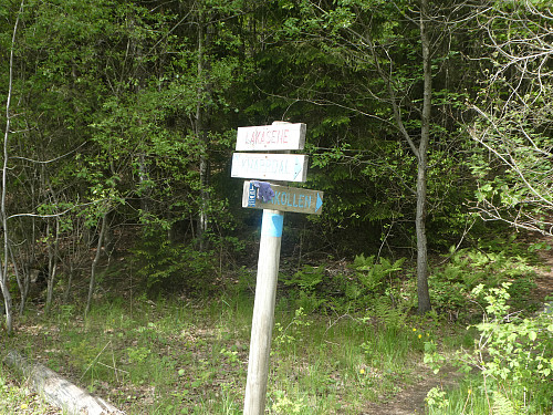 Skilt hvor stien begynner.