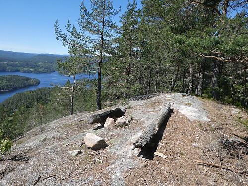 Her ved denne bålplassen slutter stien. Det var tydelig sti fra rasteplass, hytte og opp hit.
Deretter fulgte jeg skrenten ca 450 meter bort til toppunktet.