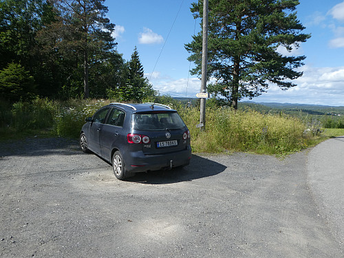 Parkerte på parkeringsplass som var reservert turgåere.
Fulgte sti helt opp til toppen og fram til usiktspunktet.
