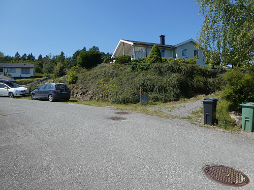 Jeg parkerte her i Luna ring og fulgte stien inn til høyre her.
