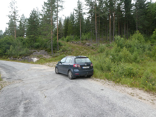 Parkering og stien starter her til høyre.