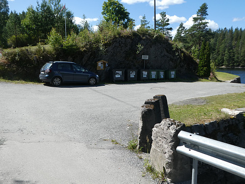 Her parkerte jeg med tillatelse fra eier i rødt hus rett til venstre for bildet. Bare en ikke parkerte så en hindret trafikken, så var det greit. 