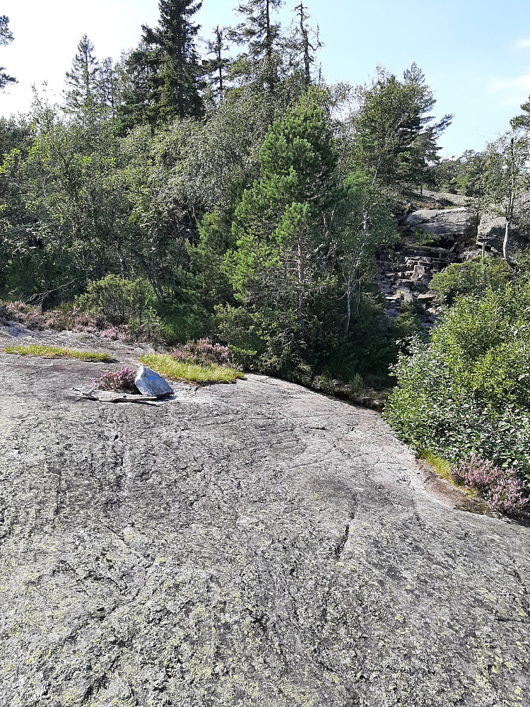 Ta til høyre her. Ikke blåmerket sti som går rett fram. Kan være vanskelig å se hvis en ikke er oppmerksom.