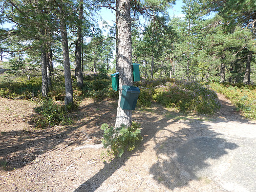 Postkasser i fleng på toppen.