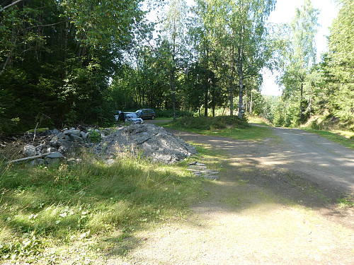Stor parkeringsplass ved stistart.