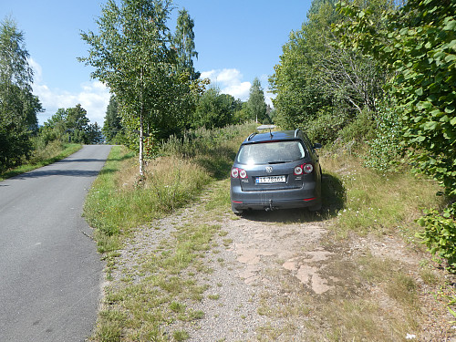 Parkerte her på anvist P-plass. Lite blått P-skilt på bjørka.